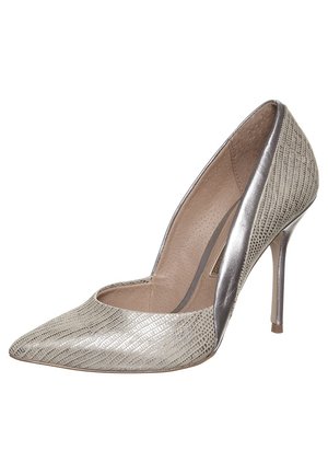 Korkokengät, joissa on teräväkärkinen muotoilu metallinhohtoisessa hopeassa ja teksturoidussa harmaassa materiaalissa. Varustettu kapealla stiletto-kannalla ja osittain läpinäkyvillä yksityiskohdilla.