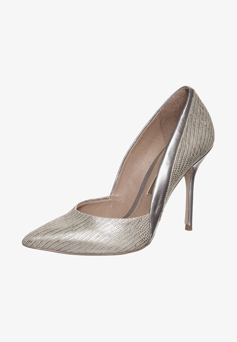 Spitz zulaufende High Heels aus metallischem Silber und strukturiertem Graumaterial. Mit einem schlanken Stiletto-Absatz und halbtransparenten Akzenten.