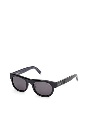 Czarne, prostokątne okulary przeciwsłoneczne z ciemnymi soczewkami i subtelnym logo na zauszniku, przedstawione na białym tle.