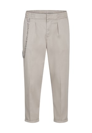 Jasno beżowe spodnie z elastycznym pasem, fałdowanym przodem i detalem w postaci łańcuszka po boku. Zwężana nogawka z wykończonym dołem. Gładka faktura.