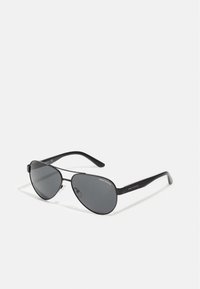 Ochelari de soare aviator negri cu lentile întunecate, cadru subțire din metal și brațe înguste din plastic, având accente cu logo.