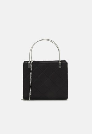 Černá prošívaná kabelka se stříbrnými kovovými úchyty a stříbrným řetízkovým popruhem na jednobarevném pozadí.