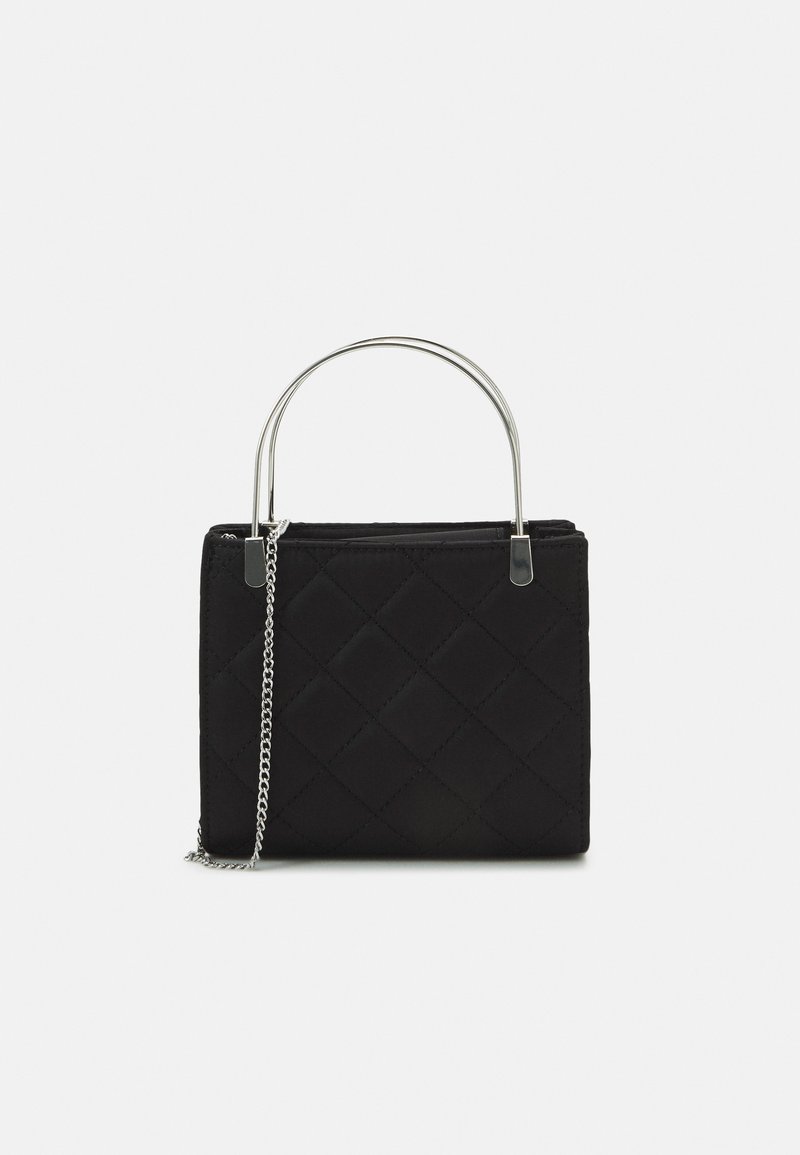 Sac à main matelassé noir avec poignées en métal argenté et une bandoulière chaîne en argent sur un fond uni.