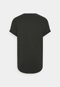 Tmavě zelené tričko s krátkým rukávem, srolovanými manžetami, zaobleným lemem a měkkou texturou. Minimalistický design bez viditelných vzorů nebo akcentů.