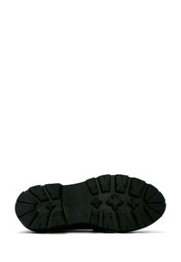 Semelle de chaussure en caoutchouc noir avec une surface texturée. Présente des rainures profondes pour l'adhérence et un design de bout arrondi. Pas de marques ou d'accents visibles.