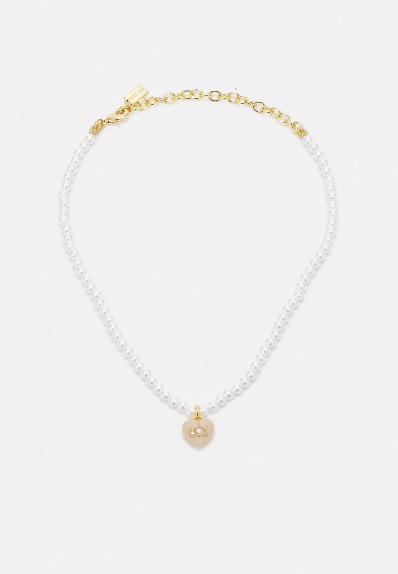 Collier avec petites perles blanches, fermoir chaîne dorée et pendentif beige en forme de cœur avec une lettre "C" dorée au centre.