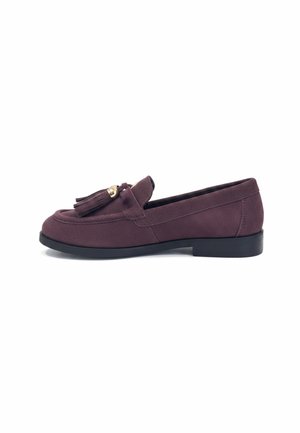 Mocassino in camoscio viola con suola nera e dettaglio nappe con accento dorato sulla parte superiore, mostrato da vista laterale su sfondo bianco.