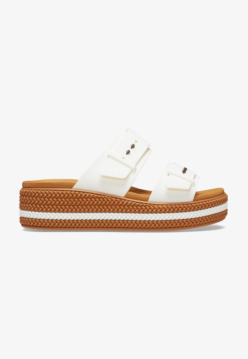 Sandale slide blanche à double bride avec semelle plateforme tissée couleur camel et bordure tressée blanche, dotée de boucles métalliques réglables sur chaque bride.