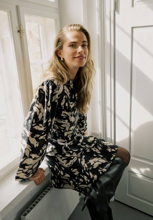 Denné šaty - black gray graphic