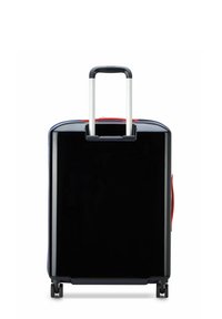 Valigia nera rigida con manico telescopico e due ruote. Presenta un accento rosso sul lato e una superficie liscia e lucida.