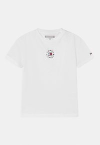 Biały bawełnowy t-shirt z okrągłym haftowanym logo w niebieskim i czerwonym kolorze z napisem "TOMMY HILFIGER". Krótkie rękawy i okrągły dekolt.