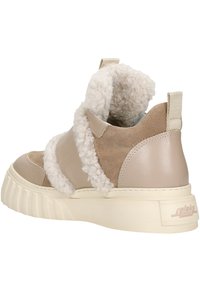 Sneakers beiges avec une tige en daim et en cuir, doublure en fausse fourrure moelleuse, semelle blanche épaisse et une languette à l'arrière.