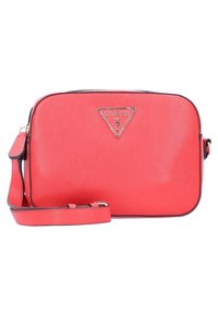 Punainen, teksturoidusta synteettisestä materiaalista valmistettu olkalaukku, jossa on kolmionmuotoinen metallilogo, säädettävä hihna ja vetoketjusuljenta. Sileä sisävuori.