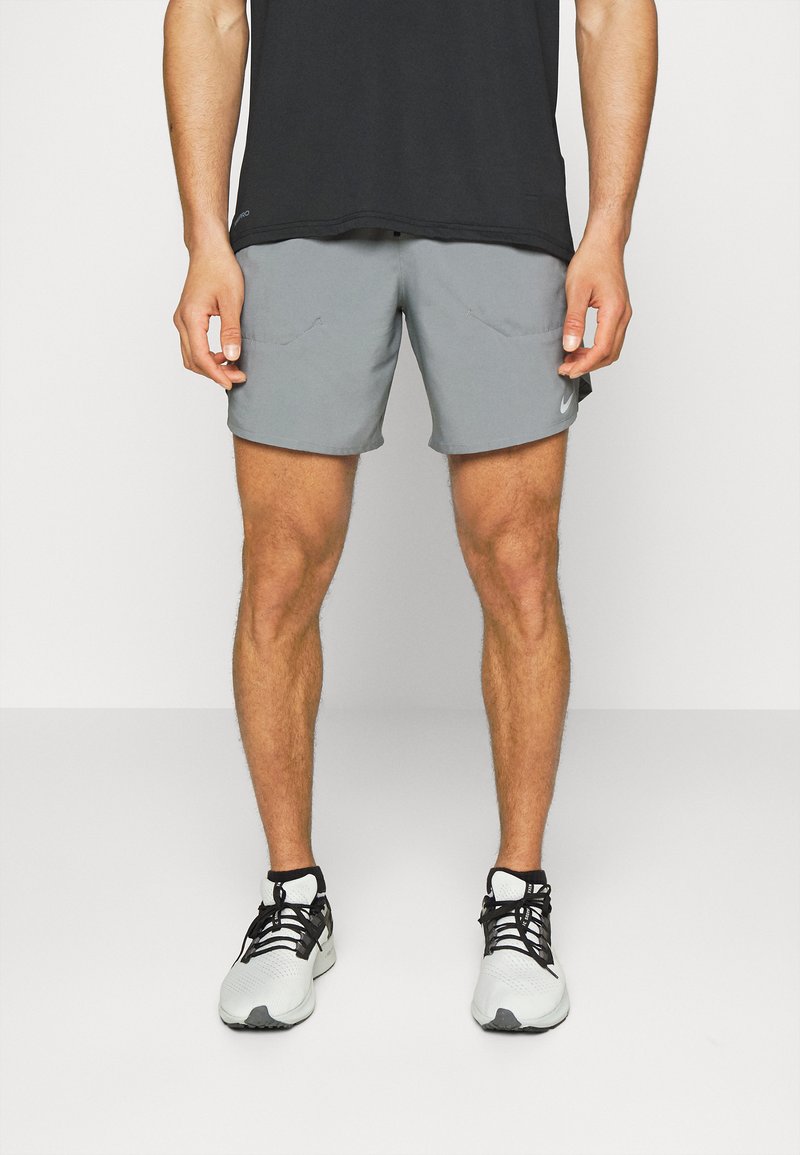 Nike Performance - STRIDE 2IN1 - Träningsshorts - smoke grey/black, Förstora