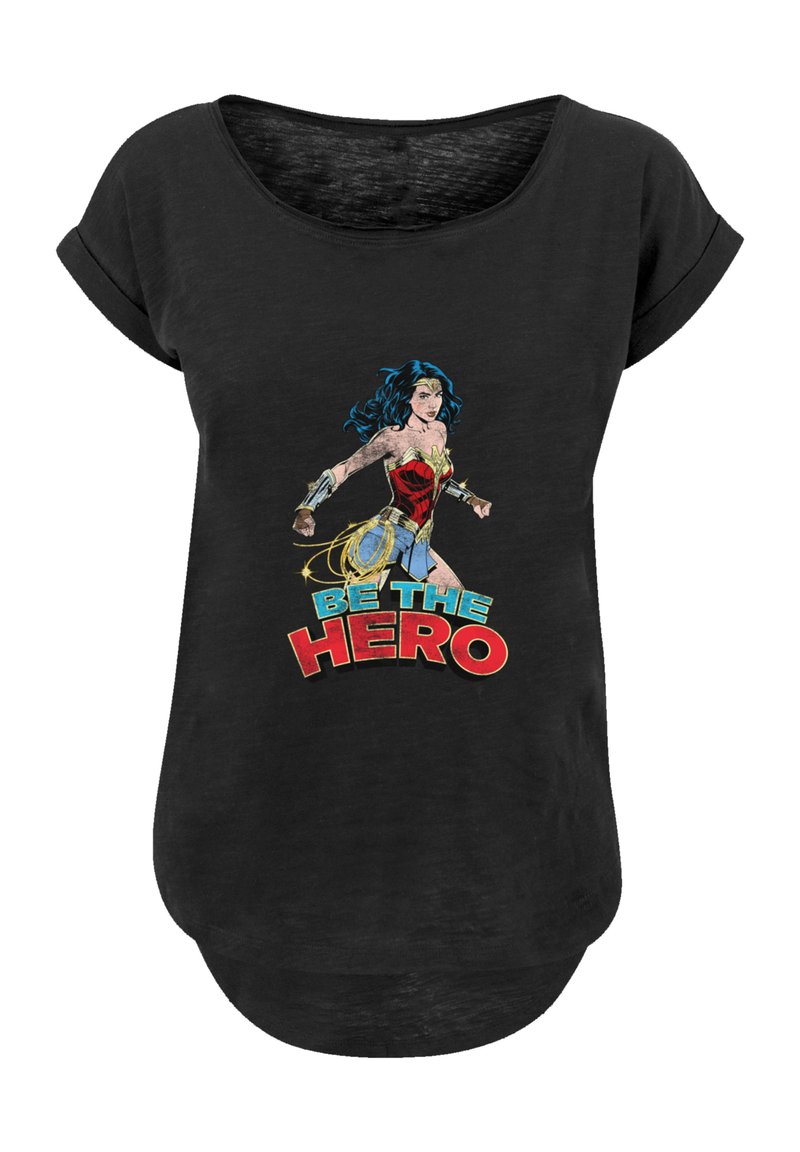 Schwarzes T-Shirt mit kurzen Ärmeln, das eine Grafik einer heldenhaften Figur und den Text "SEI DER HELD" in Rot und Blau zeigt. Weicher Stoff mit lockerer Passform.