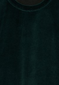 Tissu en velours côtelé vert foncé avec une texture douce et des côtes verticales distinctes, doté d'un col rond et de coutures soignées.
