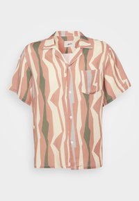 Camisa de botones de manga corta con un patrón zigzagueante en color rosa pálido, beige y verde; incluye un único bolsillo en el pecho y botones blancos.