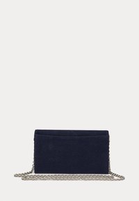 Marineblauwe suède clutch met een plat ontwerp en een zilveren kettingriem. Heeft een gladden textuur en een achtervak voor opslag.