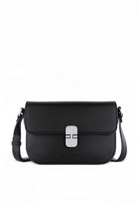 Borsa a tracolla in pelle nera con forma rettangolare, chiusura a patta, ferrature argentate e logo impresso sulla parte anteriore. Tracolla regolabile.