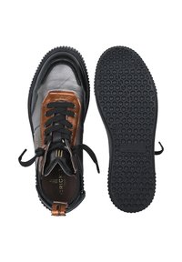 Czarne i brązowe skórzane trampki o zaokrąglonym kształcie, teksturowana cholewka, czarne sznurówki oraz gumowa podeszwa z heksagonalnym wzorem.