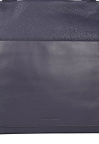 Borsa in pelle blu scuro con una sezione superiore texture e una sezione inferiore liscia. Presenta un marchio discreto e dettagli di cucitura precisi.
