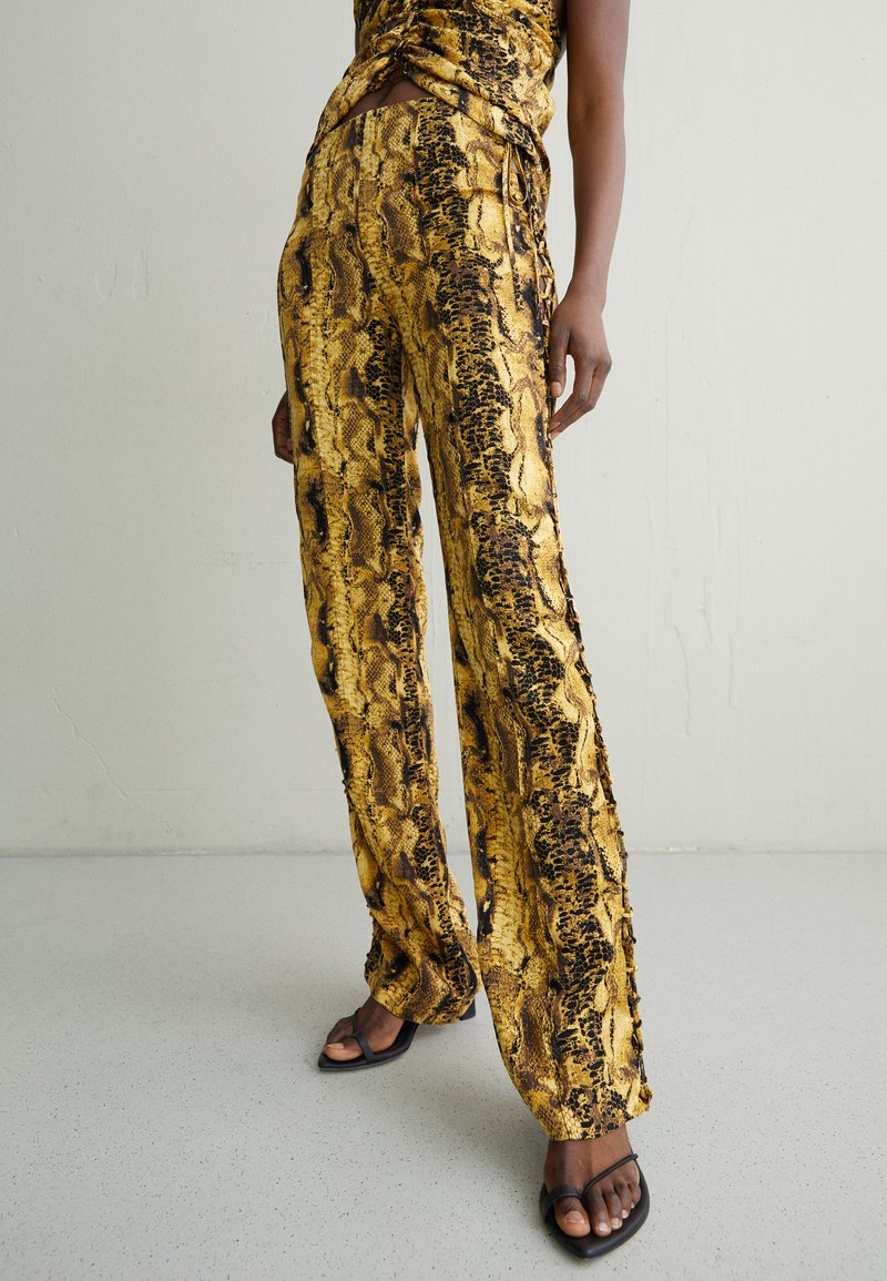 Materiel PYTHON PANTS - Pantalon classique - yellow/jaune - ZALANDO.FR