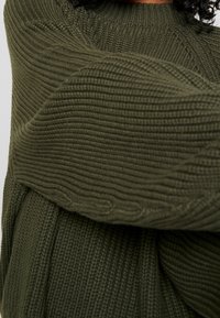 Monki Stickad tröja - khaki