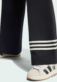 adidas Originals ADICOLOR NEUCLASSICS TRACK WIDE - Treniņtērpa apakšdaļas - black