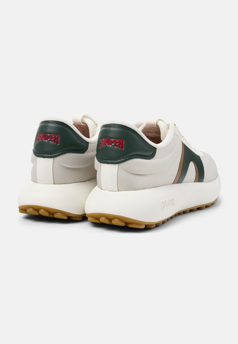 Weiße Sneaker mit grünen und roten Akzenten, die eine glatte Textur, eine abgerundete Sohle und das Wort "GAMPER" auf der Ferse zeigen.