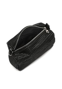 Čierny obdĺžnikový púzdro vyrobené z textúrovanej tkaniny so žiarivým povrchom, s strieborným zipsom, vnútornými priehradkami a detailom z kovového krúžku.