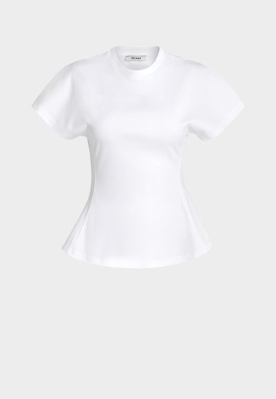 Λευκό εφαρμοστό βαμβακερό κοντομάνικο μπλουζάκι με στρογγυλή λαιμόκοψη και διακριτική φουσκωτή γραμμή στη μέση, απεικονίζεται σε ουδέτερο γκρι φόντο.