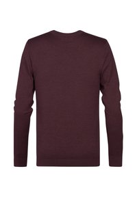 Burgunderfarbener Pullover mit langen Ärmeln, rundem Ausschnitt und glatter Textur, mit gerippten Bündchen und Saum. Rückansicht ohne Muster oder Akzente.
