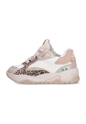 Witte en beige sneaker met roze veters, luipaarddessin accenten, chunky zool en turquoise decoratieve stippen aan de zijkant.