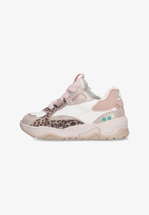Witte en beige sneaker met roze veters, luipaarddessin accenten, chunky zool en turquoise decoratieve stippen aan de zijkant.