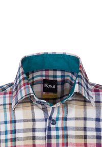 Camicia a quadri in tessuto leggero con quadrati blu, rossi, bianchi e beige; l'interno del colletto è di colore teal; include una chiusura con bottoni.