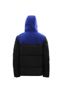 Puffjakke med en sort nederdel og en blå overdel. Har en hætte og horisontal quiltet design, der tilbyder isolering.