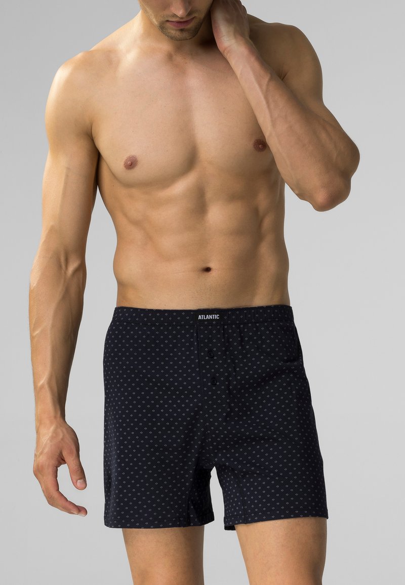 Granatowe bokserki z miękkiego materiału, z delikatnym wzorem w diamenty, elastycznym pasem i dwoma przednimi guzikami.