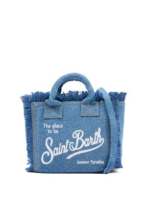 Borsa tote in denim blu con bordi sfrangiati, manici corti e la scritta bianca "The place to be Saint Barth Summer Paradise" sulla parte frontale.