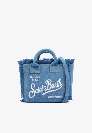 Blauwe denim draagtas met franjeranden, korte handvatten en "The place to be Saint Barth Summer Paradise" wit gedrukt aan de voorkant.