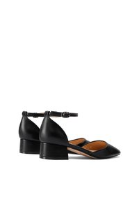 Scarpe nere in pelle con tacco a blocco, punta affusolata e cinturino alla caviglia. Texture liscia, progettate per comfort e stabilità.