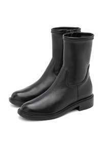 Mustat nilkkurit, jotka on valmistettu teksturoidusta nahasta. Ominaisuuksiin kuuluvat sileä kärki, sivu elastiset paneelit ja matala lohkokorko. Yksinkertainen muotoilu klassisella siluetilla.