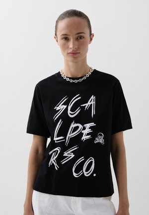 T-shirt en coton noir avec un texte blanc audacieux "SCALPERS CO." et un petit graphique de crâne. Manches courtes et coupe décontractée.