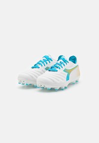 Scarpe da calcio bianche con accenti e lacci turchesi. Parte superiore in sintetico texture con cuciture sottili e un dettaglio laterale a motivo.