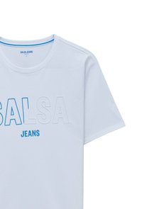 Camiseta blanca de manga corta hecha de algodón. Presenta un estampado en azul de "SALSA JEANS", embosado y aplicado en dos tonos de azul.