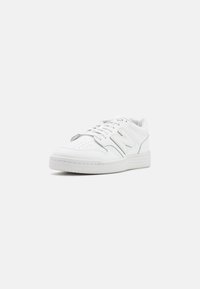 Witte leren sneaker met geperforeerde neus, gewatteerde kraag en vetersluiting. Kenmerkt zich door een simpel ontwerp en een getextureerde rubberen zool.