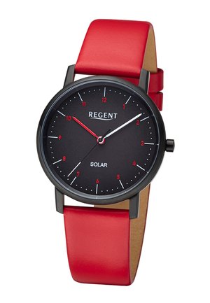 Montre solaire ronde noire avec chiffres rouges, aiguilles blanches et rouges, et un bracelet en cuir rouge vif.