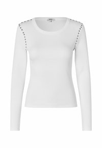 Camicia bianca a maniche lunghe con una texture a coste. Presenta dettagli con borchie lungo le spalle. Design aderente, colletto rotondo classico.
