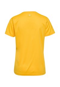 Camiseta amarilla de manga corta y cuello redondo. Tejido suave con un sutil brillo. Etiqueta visible en la parte posterior, sin patrones o acentos adicionales.