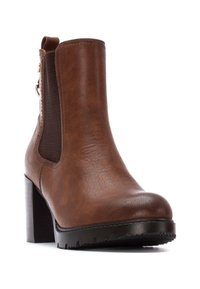 Stivale alla caviglia in pelle marrone con finitura texture, pannelli laterali elastici e un tacco nero spesso. Presenta una punta arrotondata e una suola con battistrada.