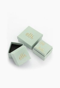 Scatole di gioielli in cartone verde menta con una texture liscia, con branding in oro a caldo, una aperta che rivela un inserto nero e l'altra chiusa.